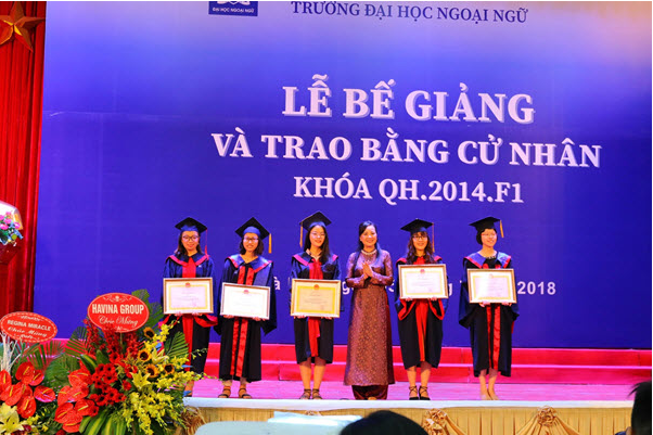 Graduation ceremony and Bachelor degrees-presenting ceremony in foreign ...