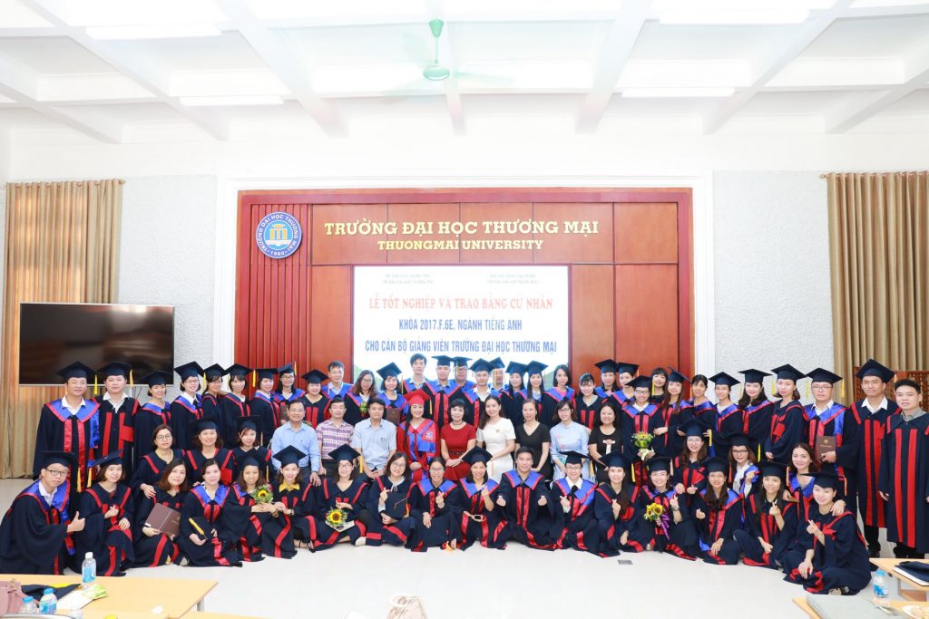 Commencement for students of in-service course in English at Thuongmai ...